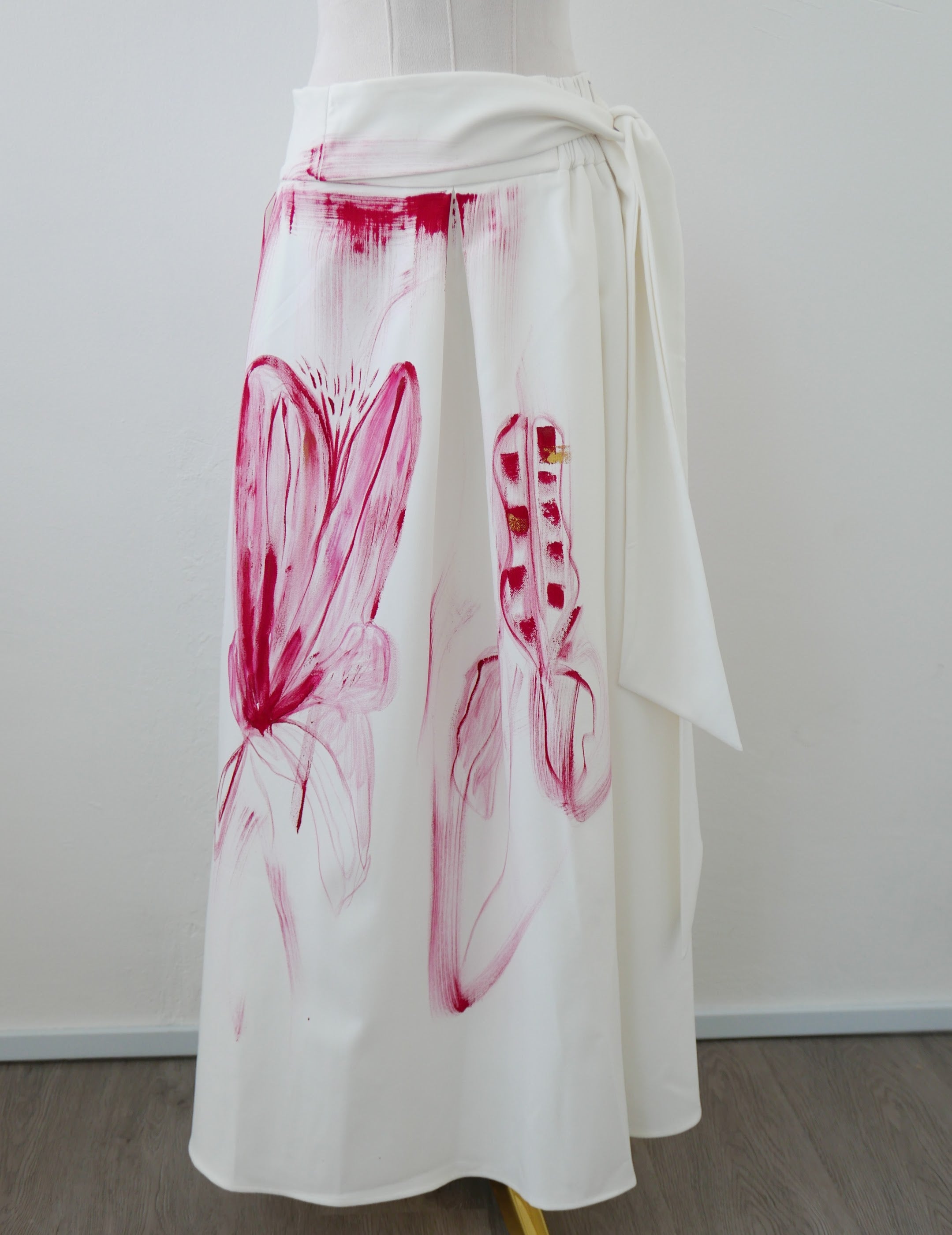 Painted Flow In Light Skirt | M