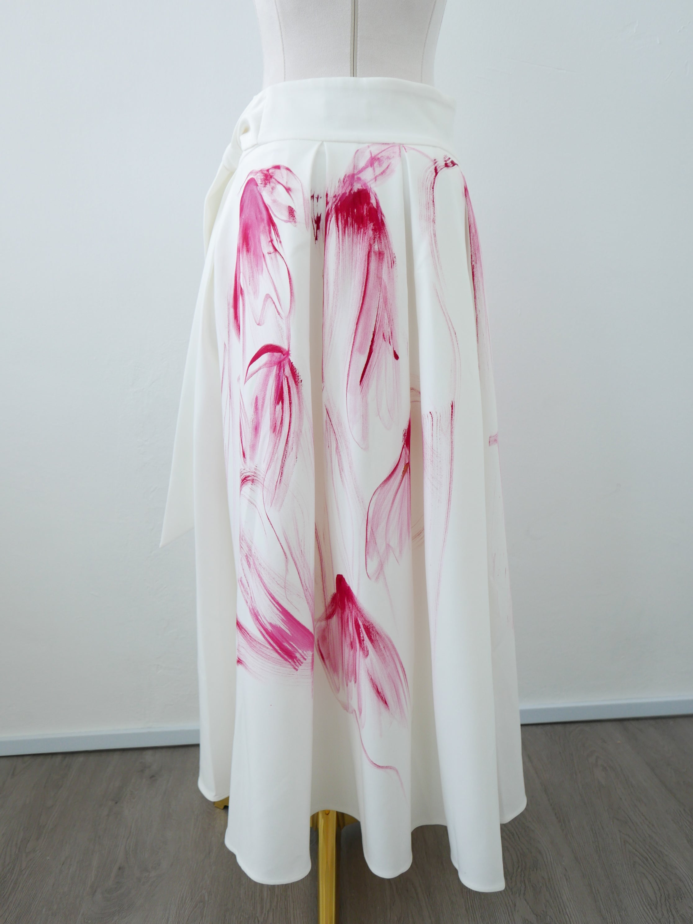 Painted Flow In Light Skirt | M